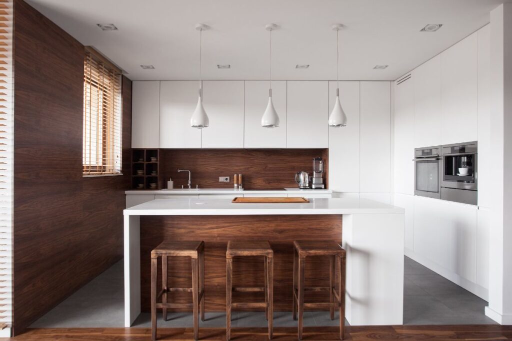 Nematoma virtuvė: medžiagų ir apšvietimo vaidmuo